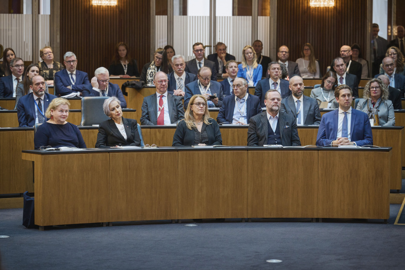 Von links: Sozialministerin Korinna Schumann (SPÖ), Justizministerin Anna Sporrer (SPÖ), Staatssekretärin Ulrike Königsberger-Ludwig (SPÖ), Staatssekretär Josef Schellhorn (NEOS), Staatssekretär Alexander Pröll (ÖVP)