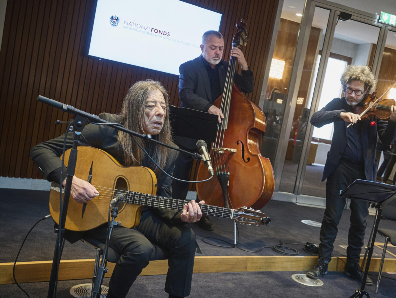Musikalische Untermalung. Aliosha Biz - Violine, Harri Stojka - Gitarre, Joschi Schneeberger - Kontrabass