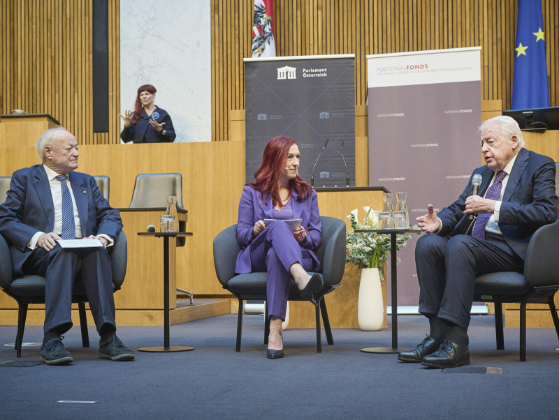 Gespräch. Von links: Präsident des Nationalrates a. D. Andreas Khol, Vorständin des Nationalfonds der Republik Österreich für Opfer des Nationalsozialismus Hannah Lessing, Bundeskanzler a. D. Franz Vranitzky2