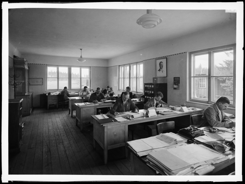 Blick durch das Planungsbüro. Angestellte schreiben an den Tischen