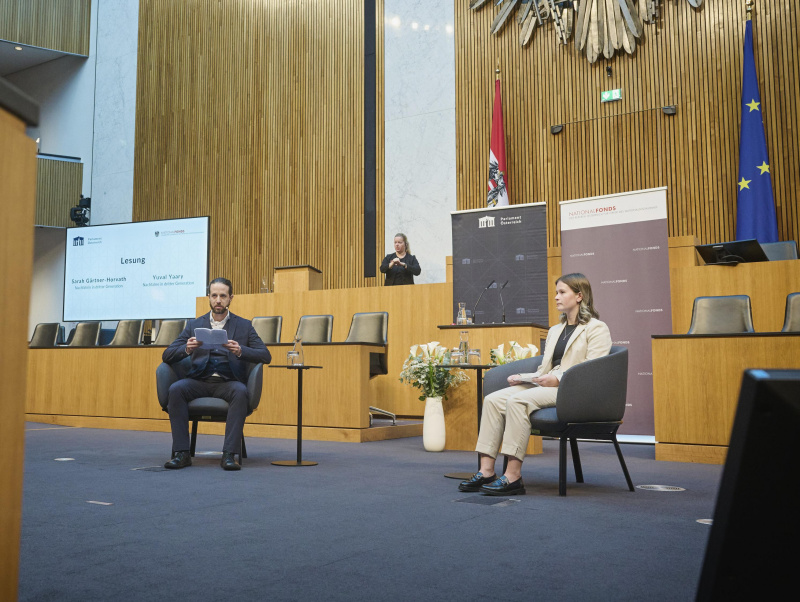 Lesung. Von links: Yuval Yaari, Sarah Gärtner-Horvath