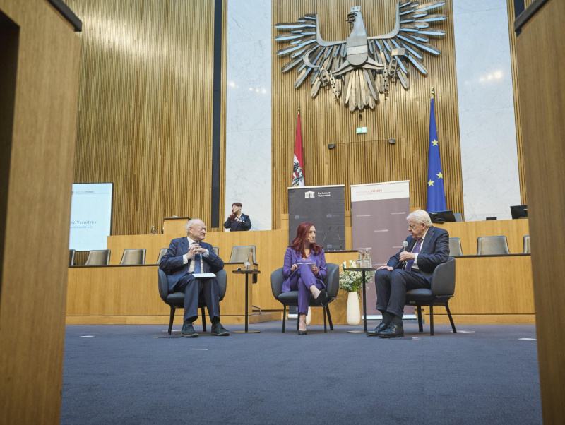 Gespräch. Von links: Präsident des Nationalrates a. D. Andreas Khol, Vorständin des Nationalfonds der Republik Österreich für Opfer des Nationalsozialismus Hannah Lessing, Bundeskanzler a. D. Franz Vranitzky