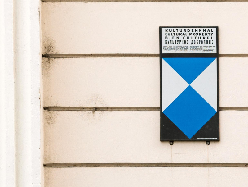 Kulturdenkmal - Denkmalschutz-Tafel - Josefsplatz 6. Geschützt durch die Haager Konvention vom 14. Mai 1954 zum Schutze von Kulturgut bei bewaffneten Konflikten (BGBl. Nr. 58, 3. April 1964)