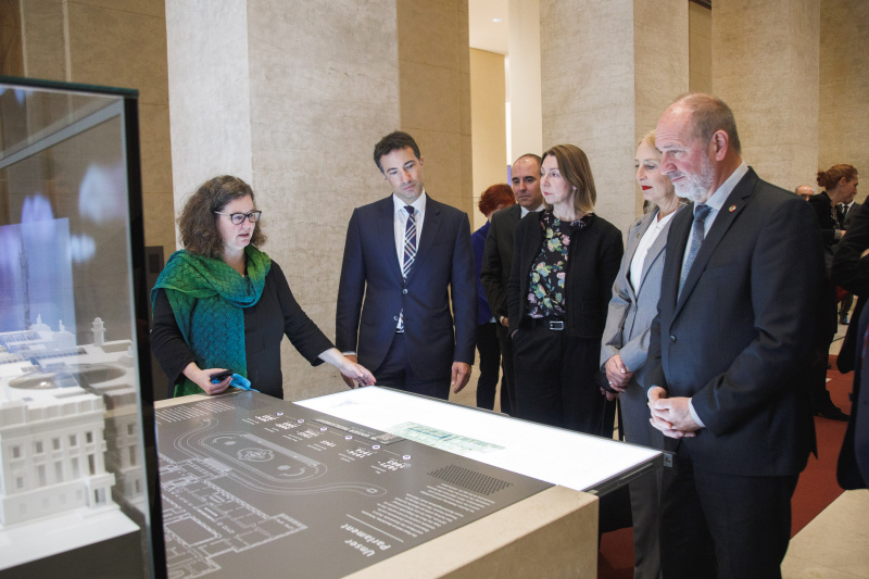 Führung. Bundesratspräsident Peter Samt (FPÖ) (rechts), Schweizer Ständeratspräsident Andrea Caroni (2. von links)