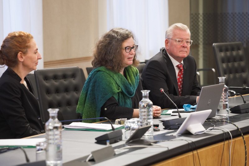 Präsentation des „Demokratikums – Erlebnis Parlament“ durch Abteilungsleiterin 5.3 - Information und Service Barbara Blümel (Mitte)