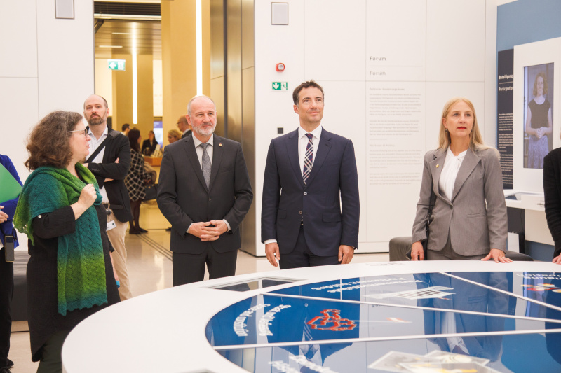 Führung. Von links: Abteilungsleiterin 5.3 - Information und Service Barbara Blümel, Bundesratspräsident Peter Samt (FPÖ), Schweizer Ständeratspräsident Andrea Caroni