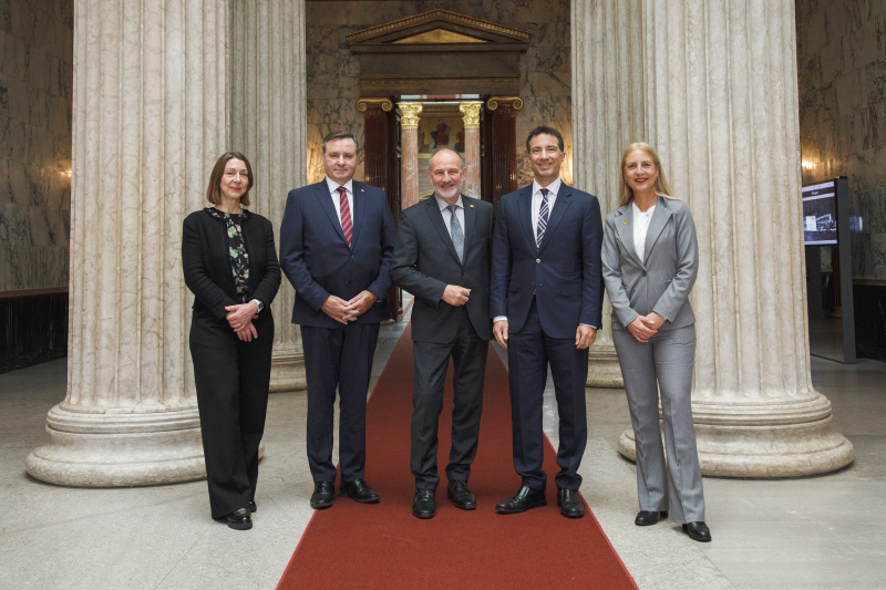 Gruppenfoto. Bundesratspräsident Peter Samt (FPÖ) (Mitte), Schweizer Ständeratspräsident Andrea Caroni (2. von rechts)