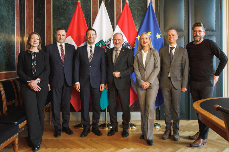 Fahnenfoto. Von links: Bundesratspräsident Peter Samt (FPÖ) (4. von links), Schweizer Ständeratspräsident Andrea Caroni (3. von links)