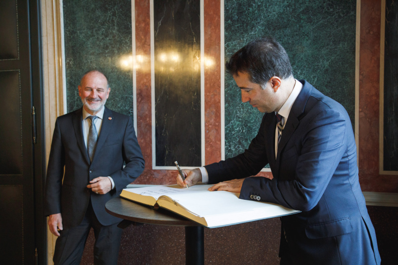 Gästebucheintrag. Von links: Bundesratspräsident Peter Samt (FPÖ), Schweizer Ständeratspräsident Andrea Caroni