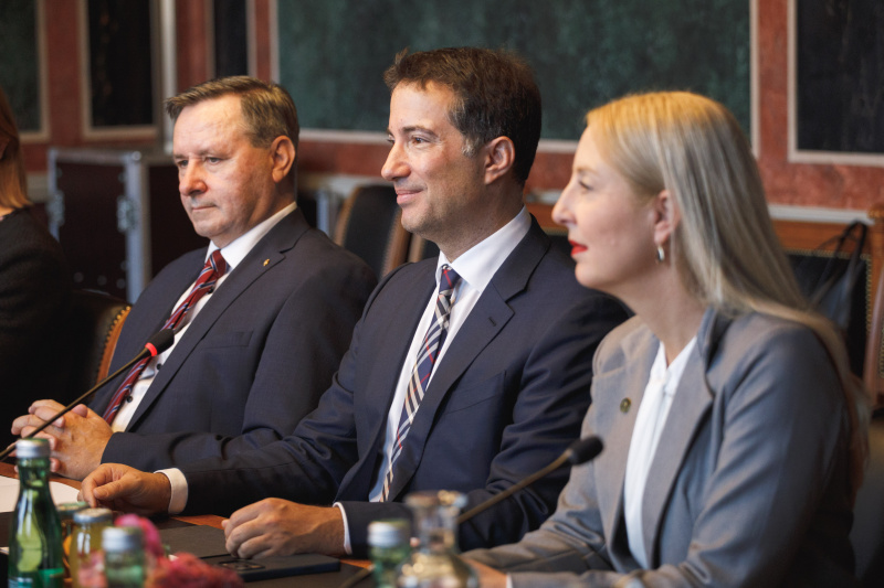 Aussprache. Schweizer Delegation unter der Leitung des Schweizer Ständeratspräsident Andrea Caroni (Mitte)