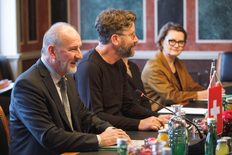 Aussprache. Österreichische Delegation unter der Leitung von Bundesratspräsident Peter Samt (FPÖ) (links)