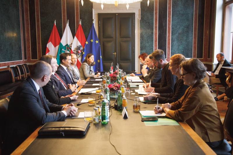 Aussprache. Rechte Tischhälfte: Österreichische Delegation unter der Leitung von Bundesratspräsident Peter Samt (FPÖ) (4. von rechts). Linke Tischhälfte: Schweizer Delegation unter der Leitung des Schweizer Ständeratspräsident Andrea Caroni (3. von rechts)