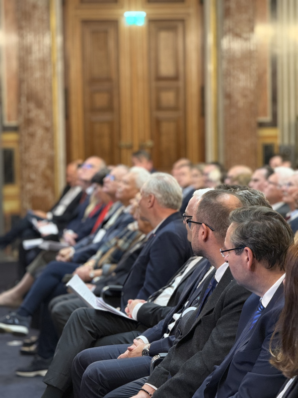 Blick Richtung Veranstaltungsteilnehmerinnen und -teilnehmer