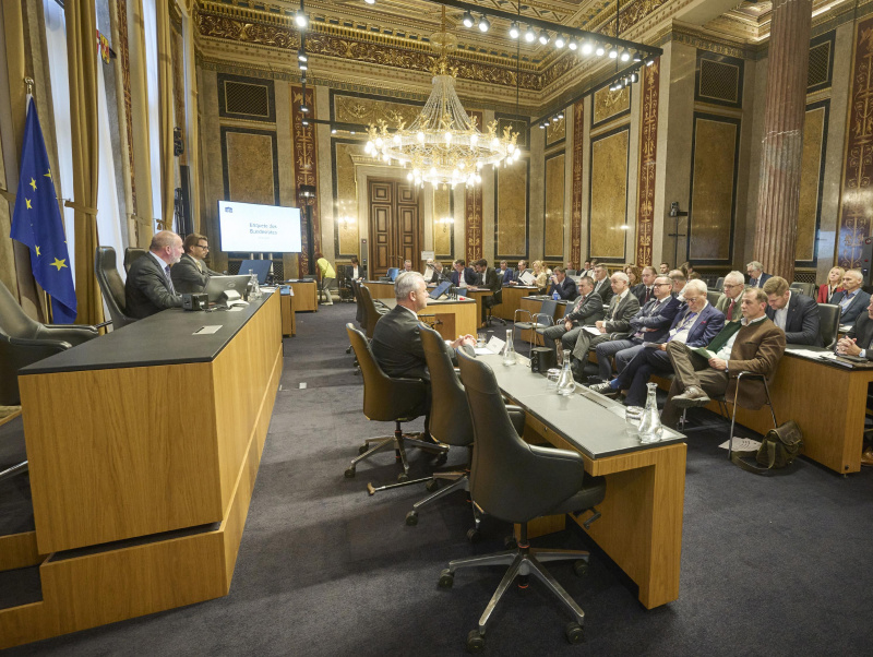 Eröffnung und Begrüßung Bundesratspräsident Peter Samt (FPÖ). Blick Richtung Veranstaltungsteilnehmerinnen und -teilnehmer
