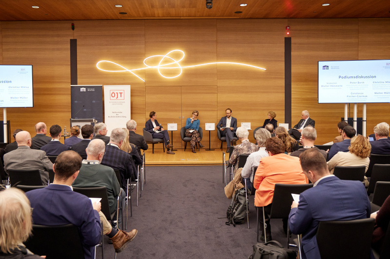 Podiumsdiskussion. Von links: Leiter Innenpolitik der Kleinen Zeitung Walter Hämmerle, Richterin des BG Meidling, Fachgruppe Außerstreit- und Familienrecht der Vereinigung Österreichischer Richterinnen und Richter Christine Miklau, Leitender Staatsanwalt, Leiter der Abteilung I 1 - Familien-, Personen- und Erbrecht im Bundesministerium für Justiz Peter Barth, Universitätsprofessorin i.R. am Institut für Zivilrecht der Universität Wien Constanze Fischer-Czermak, Präsident der Oberösterreichischen Rechtsanwaltskammer Walter Müller