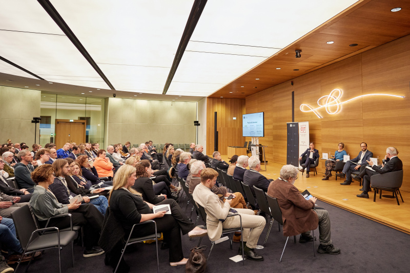 Podiumsdiskussion. Von links: Leiter Innenpolitik der Kleinen Zeitung Walter Hämmerle, Richterin des BG Meidling, Fachgruppe Außerstreit- und Familienrecht der Vereinigung Österreichischer Richterinnen und Richter Christine Miklau, Leitender Staatsanwalt, Leiter der Abteilung I 1 - Familien-, Personen- und Erbrecht im Bundesministerium für Justiz Peter Barth, Universitätsprofessorin i.R. am Institut für Zivilrecht der Universität Wien Constanze Fischer-Czermak, Präsident der Oberösterreichischen Rechtsanwaltskammer Walter Müller