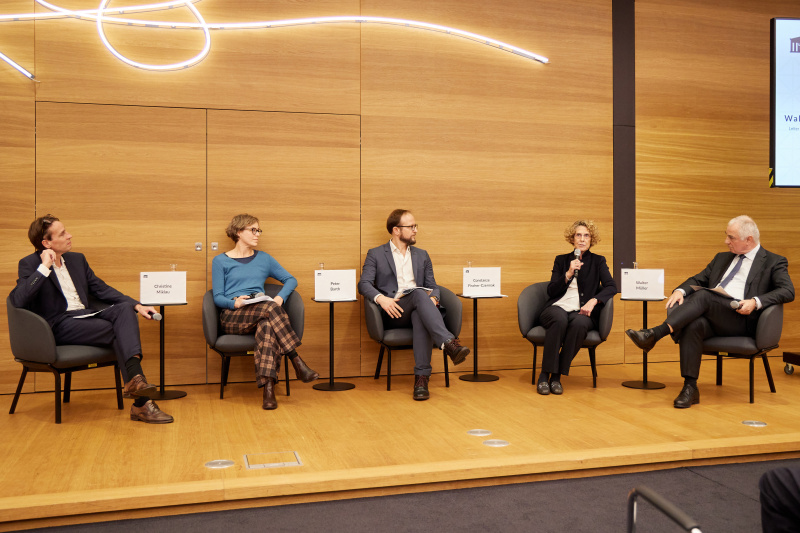 Podiumsdiskussion. Von links: Leiter Innenpolitik der Kleinen Zeitung Walter Hämmerle, Richterin des BG Meidling, Fachgruppe Außerstreit- und Familienrecht der Vereinigung Österreichischer Richterinnen und Richter Christine Miklau, Leitender Staatsanwalt, Leiter der Abteilung I 1 - Familien-, Personen- und Erbrecht im Bundesministerium für Justiz Peter Barth, Universitätsprofessorin i.R. am Institut für Zivilrecht der Universität Wien Constanze Fischer-Czermak, Präsident der Oberösterreichischen Rechtsanwaltskammer Walter Müller