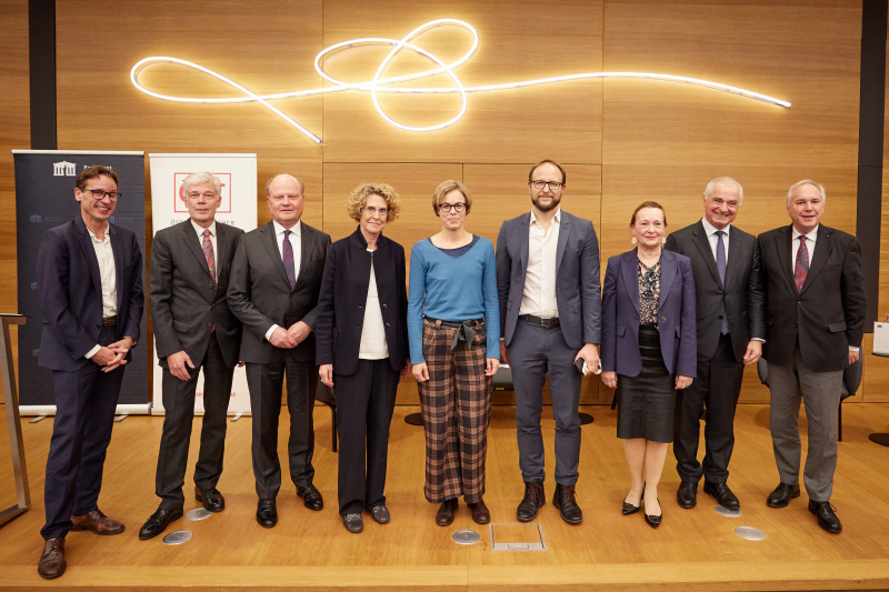 Von links: Leiter Innenpolitik der Kleinen Zeitung Walter Hämmerle, Parlamentsdirektor Harald Dossi, Generalsekretär des Österreichischen Juristentages Günther Winsauer, Universitätsprofessorin i.R. am Institut für Zivilrecht der Universität Wien Constanze Fischer-Czermak, Richterin des BG Meidling, Fachgruppe Außerstreit- und Familienrecht der Vereinigung Österreichischer Richterinnen und Richter Christine Miklau, Leitender Staatsanwalt, Leiter der Abteilung I 1 - Familien-, Personen- und Erbrecht im Bundesministerium für Justiz Peter Barth, Präsidentin des Österreichischen Juristentags Marcella Prunbauer-Glaser, Präsident der Oberösterreichischen Rechtsanwaltskammer Walter Müller, Nationalratspräsident Walter Rosenkranz (FPÖ)
