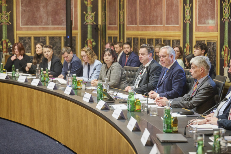 Abschlussworte Nationalratspräsident Walter Rosenkranz (FPÖ) (2. von rechts). Blick Richtung Veranstaltungsteilnehmerinnen und -teilnehmer