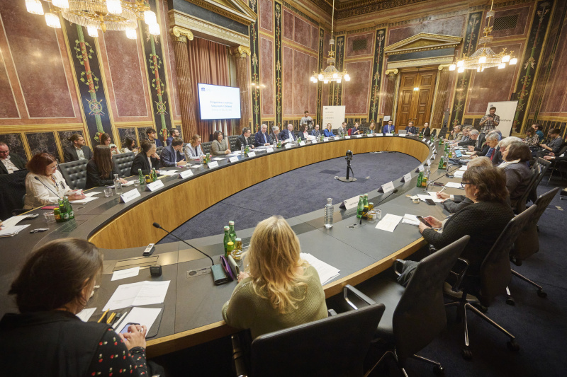 Blick Richtung Veranstaltungsteilnehmerinnen und -teilnehmer