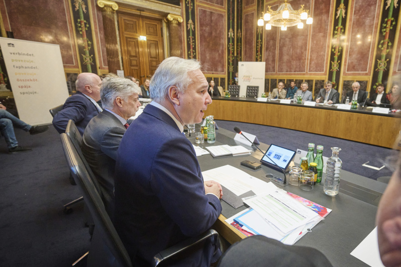 Eröffnungsworte Nationalratspräsident Walter Rosenkranz (FPÖ). Blick Richtung Veranstaltungsteilnehmerinnen und -teilnehmer