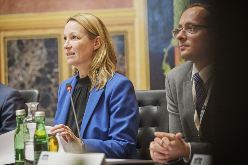 Präsentation Leiterin Demokratikum im Parlament Susanna Enk