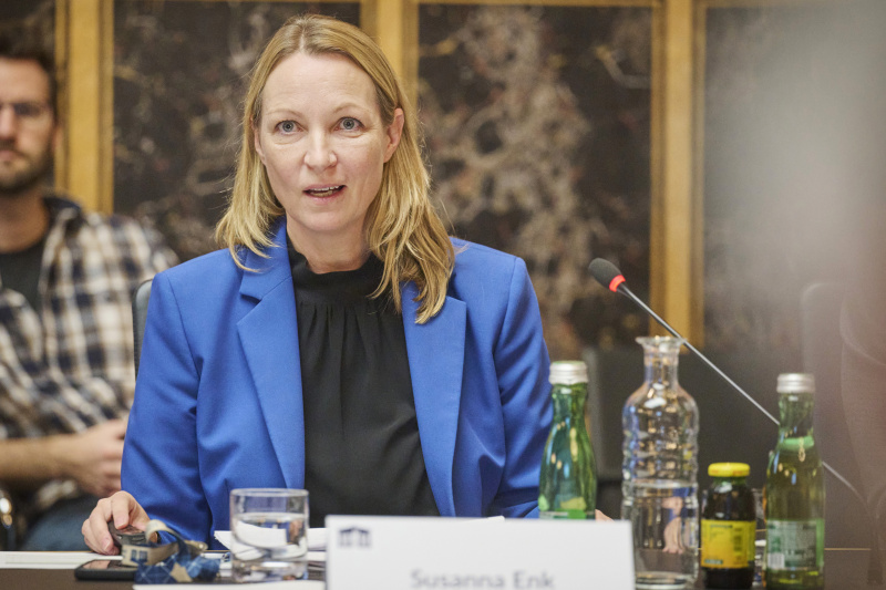 Präsentation Leiterin Demokratikum im Parlament Susanna Enk