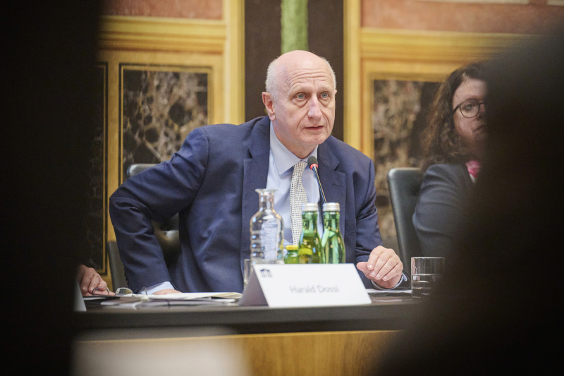 Impulsvortrag zum Thema „Volksgruppengesetz“. Mitglied des Verfassungsgerichtshofes Georg Lienbacher