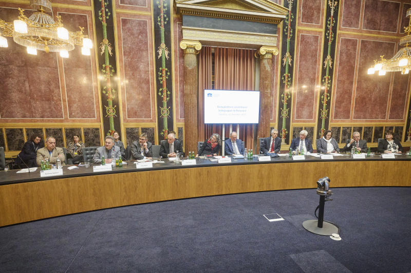 Vertreterinnen und Vertreter der autochthonen Volksgruppen