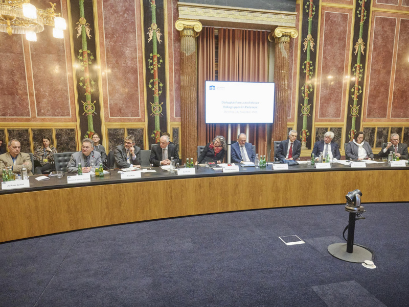 Vertreterinnen und Vertreter der autochthonen Volksgruppen im Parlament