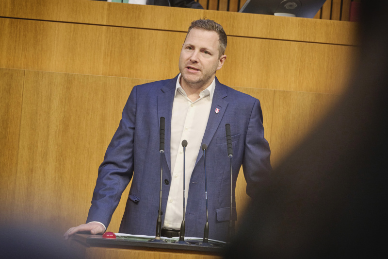 Am Rednerpult: Nationalratsabgeordneter Michael Schnedlitz (FPÖ)