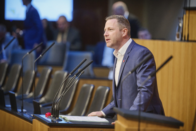 Am Rednerpult: Nationalratsabgeordneter Michael Schnedlitz (FPÖ)