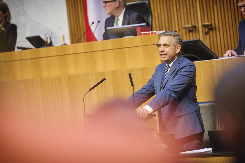 Am Rednerpult: Wirtschaftsminister Wolfgang Hattmannsdorfer (ÖVP)