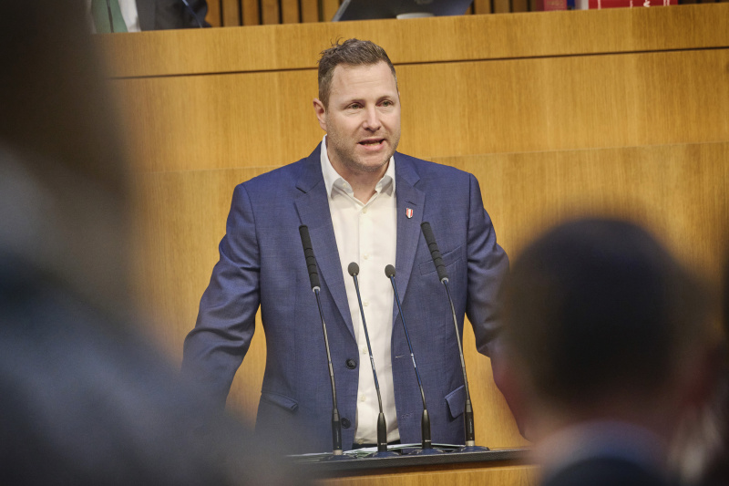 Am Rednerpult: Nationalratsabgeordneter Michael Schnedlitz (FPÖ)