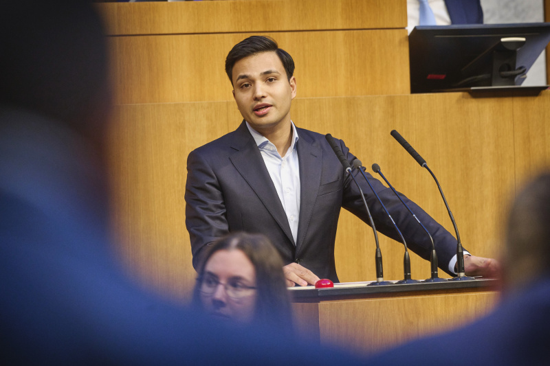 Am Rednerpult: Klubobmann Yannik Shetty (NEOS)