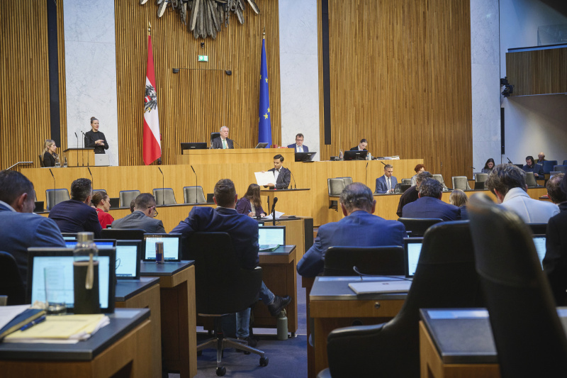 Am Rednerpult: Klubobmann Yannik Shetty (NEOS). Blick Richtung Sitzungsteilnehmerinnen und -teilnehmer