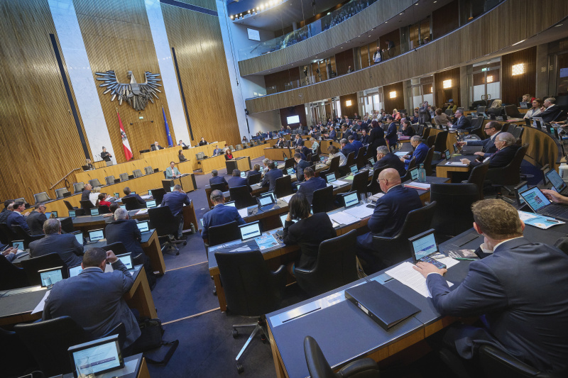 Blick Richtung Sitzungsteilnehmerinnen und -teilnehmer