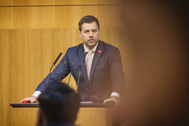 Am Rednerpult: Nationalratsabgeordneter Michael Bernhard (NEOS)