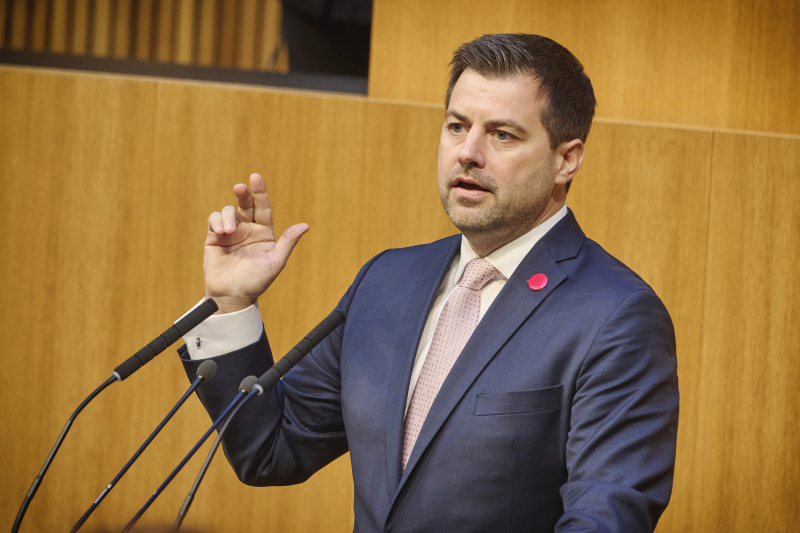 Am Rednerpult: Nationalratsabgeordneter Michael Bernhard (NEOS)