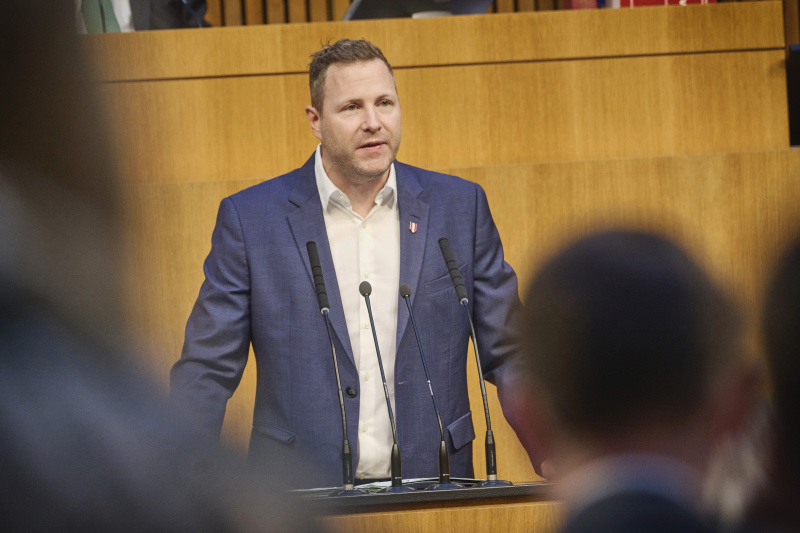 Am Rednerpult: Nationalratsabgeordneter Michael Schnedlitz (FPÖ)