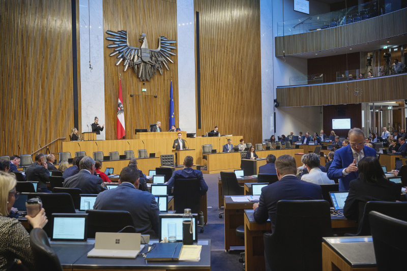 Am Rednerpult: Nationalratsabgeordneter Nico Marchetti (ÖVP). Blick Richtung Sitzungsteilnehmerinnen und -teilnehmer