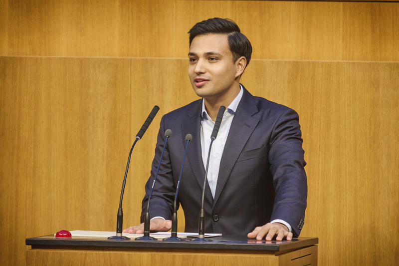 Am Rednerpult: Klubobmann Yannik Shetty (NEOS)