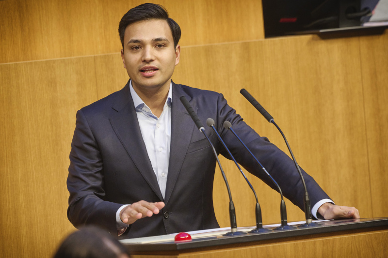 Am Rednerpult: Klubobmann Yannik Shetty (NEOS)