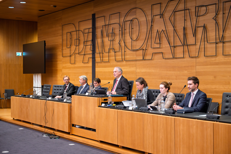 Von links: Verfahrensanwalt Andreas Joklik, Verfahrensrichter Stv. Wolfgang Köller, Verfahrensrichterin Christa Edwards, Ausschussvorsitzender Walter Rosenkranz (FPÖ), Mitarbeiterinnen und Mitarbeiter der Parlamentsdirektion