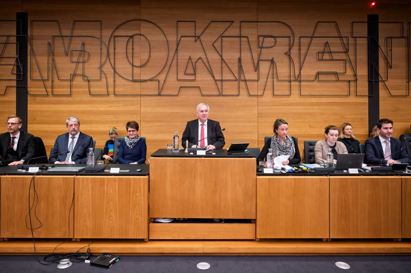 Von links: Verfahrensanwalt Andreas Joklik, Verfahrensrichter Stv. Wolfgang Köller, Verfahrensrichterin Christa Edwards, Ausschussvorsitzender Walter Rosenkranz (FPÖ), Mitarbeiterinnen und Mitarbeiter der Parlamentsdirektion