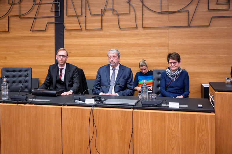 Von links: Verfahrensanwalt Andreas Joklik, Verfahrensrichter Stv. Wolfgang Köller, Verfahrensrichterin Christa Edwards