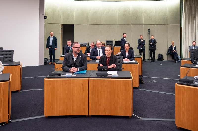 Ausschussmitlgieder der FPÖ. Von links: Nationalratsabgeordneter Christian Hafenecker (FPÖ), Nationalratsabgeordnete Susanne Fürst (FPÖ)