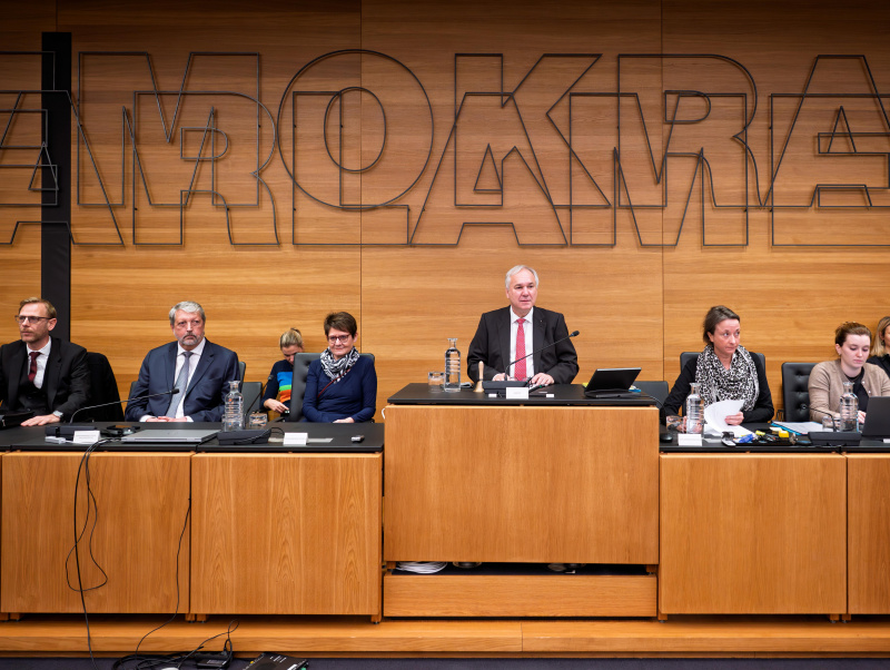 Verfahrensrichterin Edwards neben ihrem Stellvertreter und Verfahrensanwalt Joklik