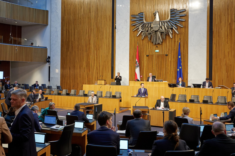 Am Rednerpult: Bildungsminister Christoph Wiederkehr (NEOS). Nationalratspräsident Walter Rosenkranz (FPÖ) am Präsidium