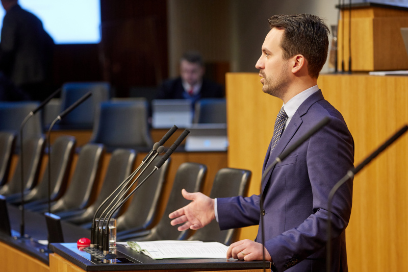 Fragebeantwortung. Am Rednerpult: Bildungsminister Christoph Wiederkehr (NEOS)